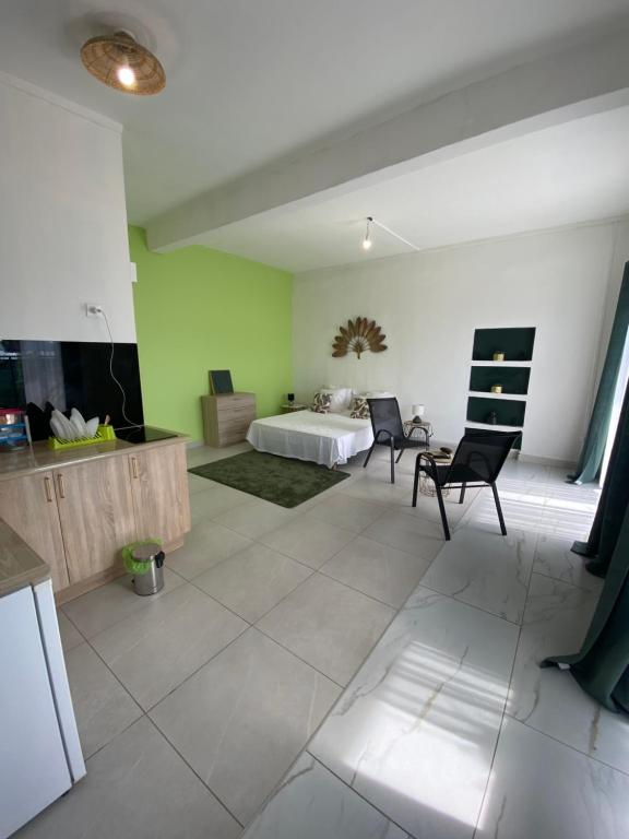 PamandziにあるLA KAZ by KAZ KAFEのベッドルーム1室(ベッド1台、椅子付)