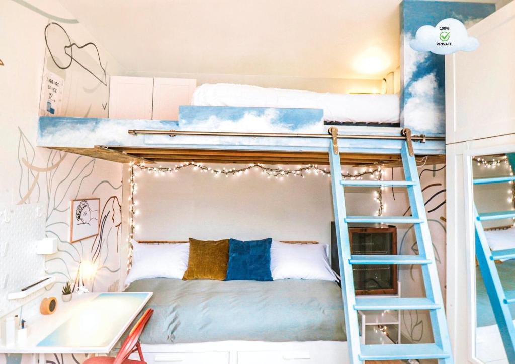 Ένα ή περισσότερα κρεβάτια σε δωμάτιο στο La chambre COCTEAU