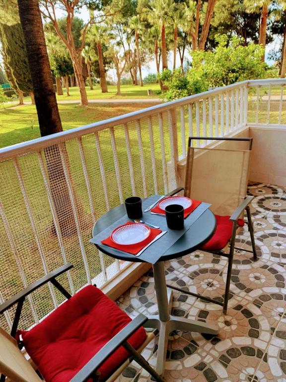 APT en Benalmádena 1 dormitorio Terraza con vistas al mar y jardín Piscina Wifi Nuevo