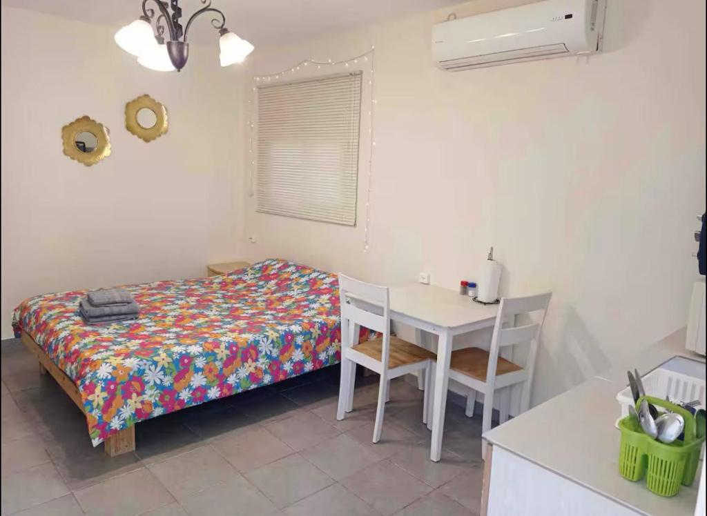 Ένα ή περισσότερα κρεβάτια σε δωμάτιο στο בית על הנחל