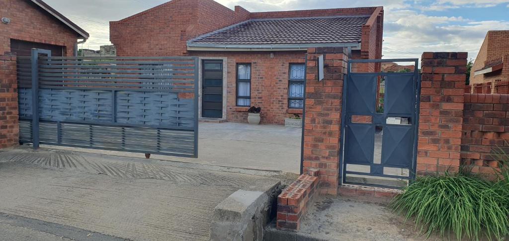 马塞卢AuusiMA Family Stay的前面有门的砖房