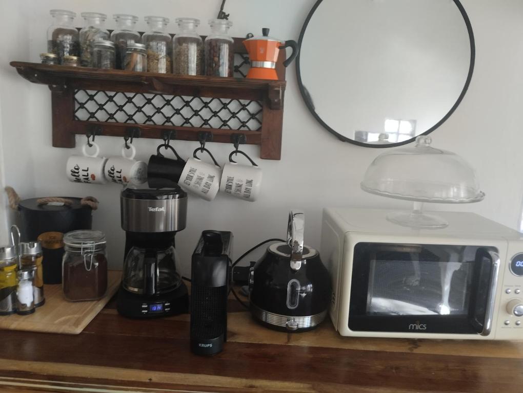 Η κουζίνα ή μικρή κουζίνα στο Αγροτικό σπίτι agrikia με θέα στο βουνό πάρκινγκ και δωρεάν WiFi