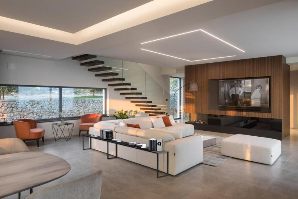 Una sala de estar con un sofá blanco y una escalera. en Imperium Nova, en Nairobi