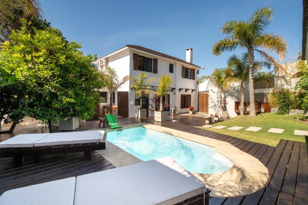 un cortile con piscina e una casa di Villa Kunterbunt Punta del Este a Punta del Este