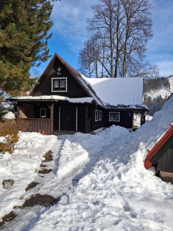 una casa coperta di neve di fronte di Privát Evi 166 a Nižná Boca