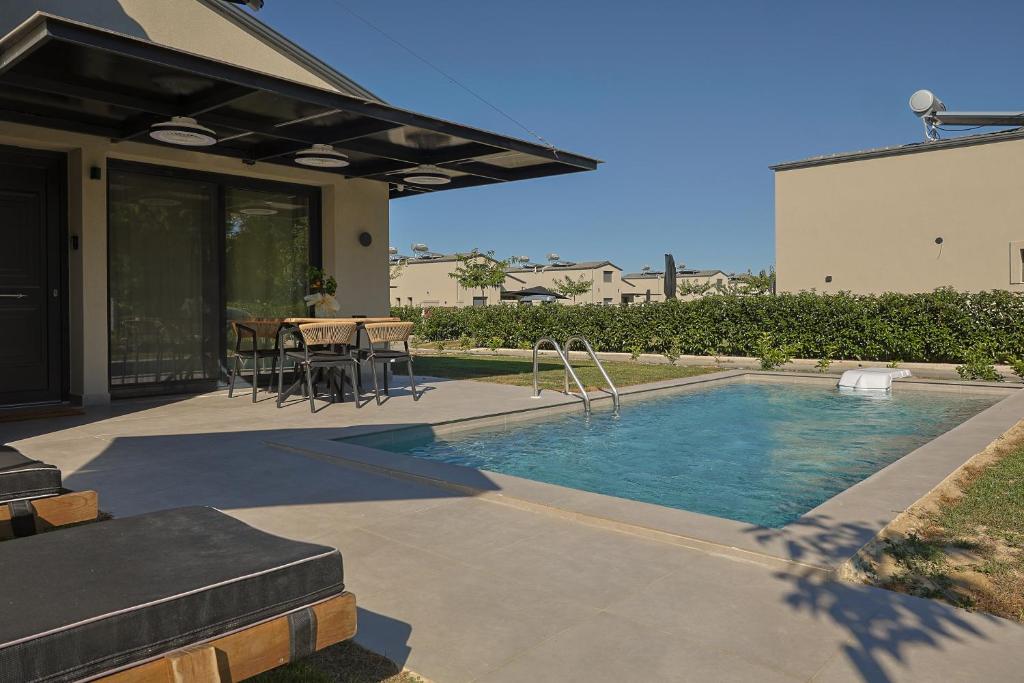 Бассейн в Meraki Seaside Villa - Private Pool & Parking или поблизости