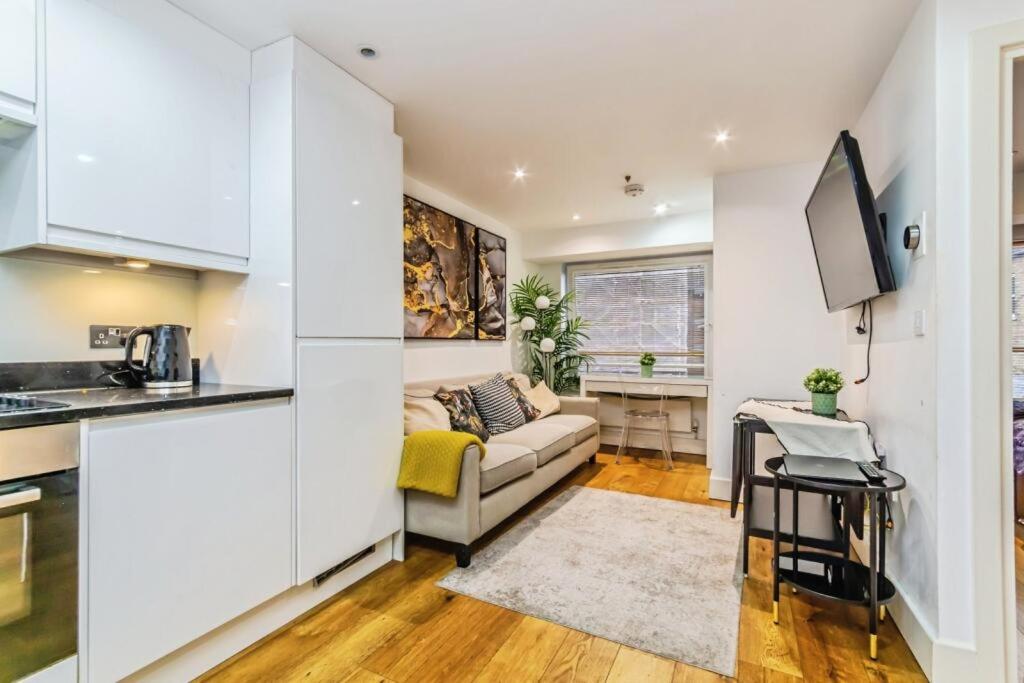 Kuchyň nebo kuchyňský kout v ubytování New 1 Bed Apartment 12 mins to Central London and Gatwick Airport