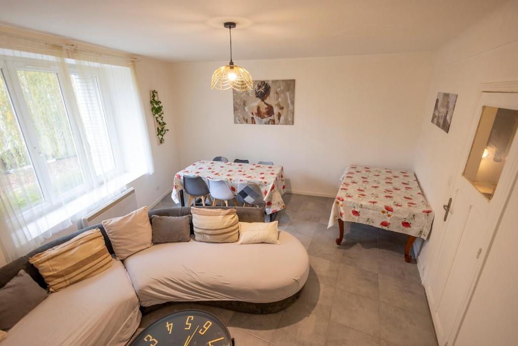 Ένα ή περισσότερα κρεβάτια σε δωμάτιο στο Maison "La Cloysienne"