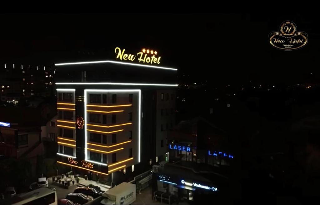 ein Gebäude mit einem neuen Hotelschild bei Nacht in der Unterkunft New Hotel in Sarajevo