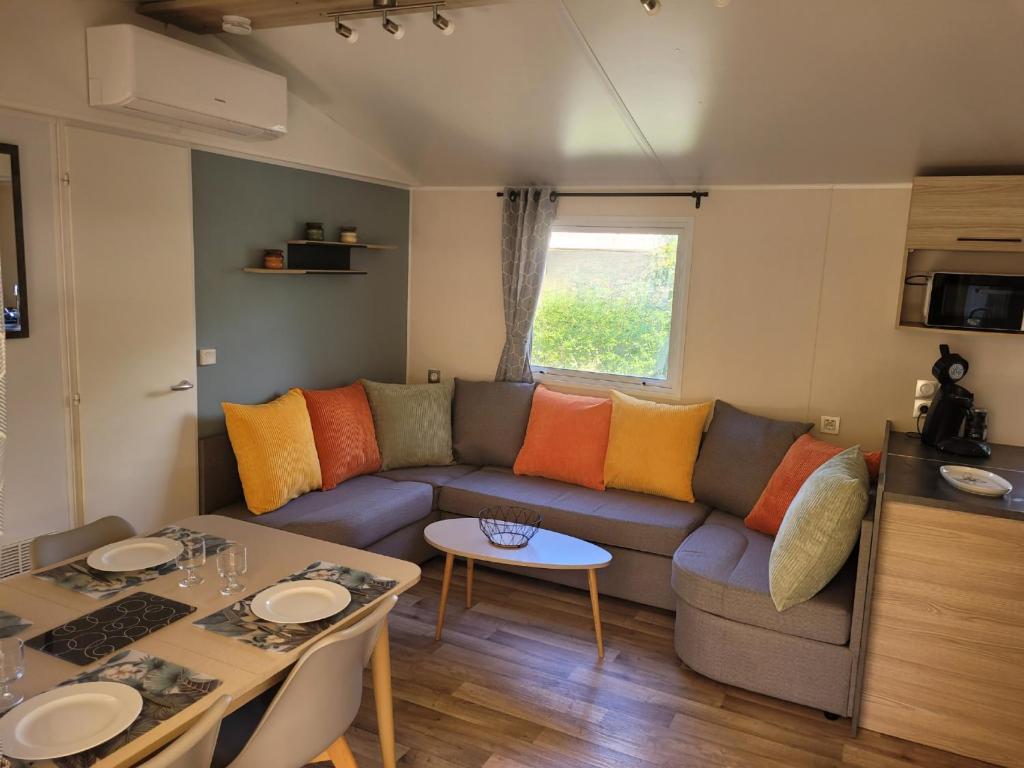 a living room with a couch and a table at bb - Confort & charme - Au Cœur de l'Occitanie, 3 ch,2 sdb, entre mer et campagne in Lattes