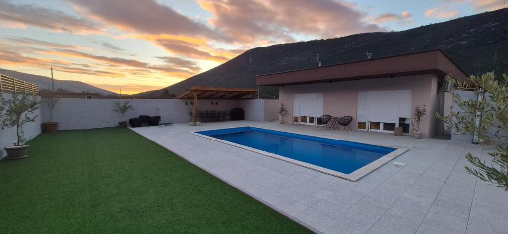 莫斯塔尔Villa LAKE Mostarsko jezero的院子里有游泳池的房子