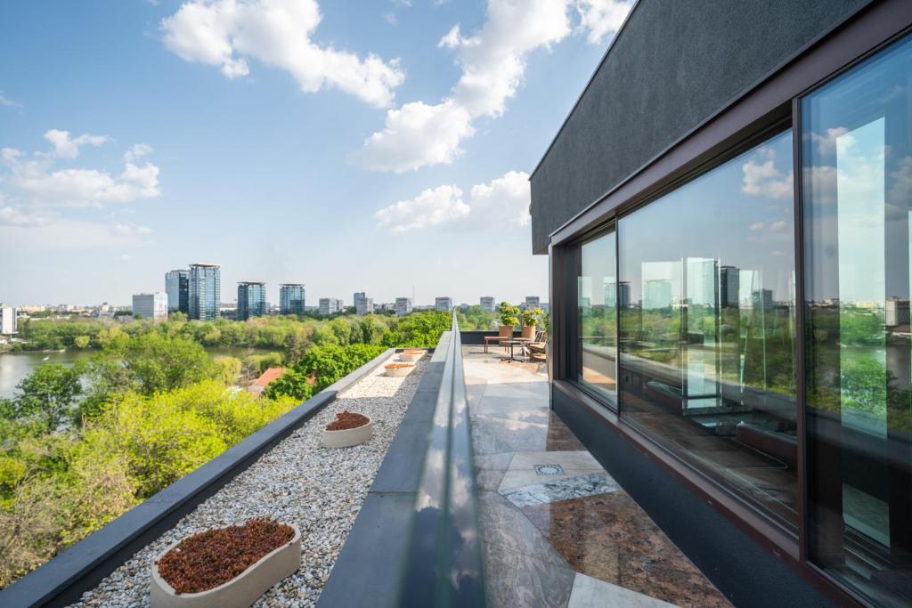 ein Blick vom Balkon eines Gebäudes in der Unterkunft Room 12 in Bukarest