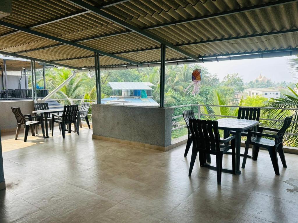 ThālにあるSeanestのレストランのテーブルと椅子