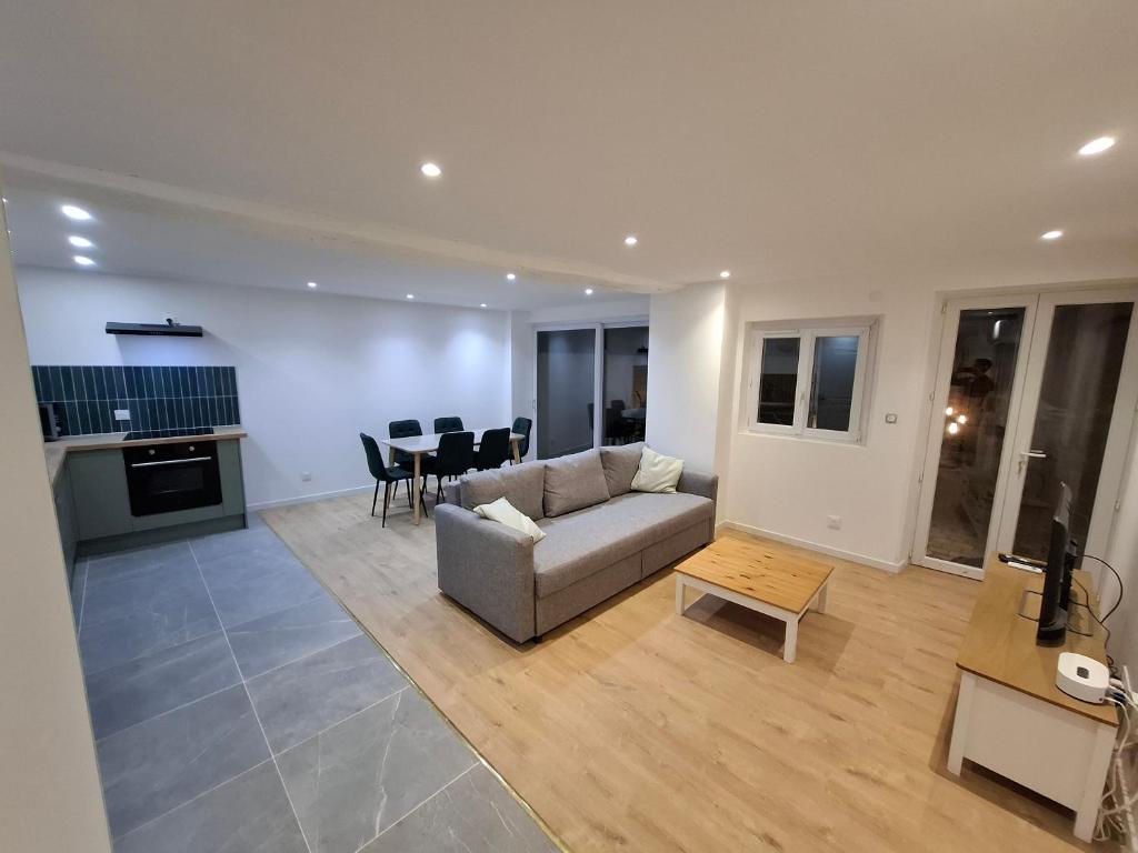 een woonkamer met een bank en een tafel bij Maison Fantastique in Jargeau