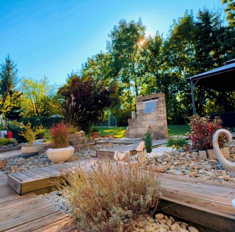 AltglandorfSabes Ferienwohnung的花园里有木制露台和壁炉