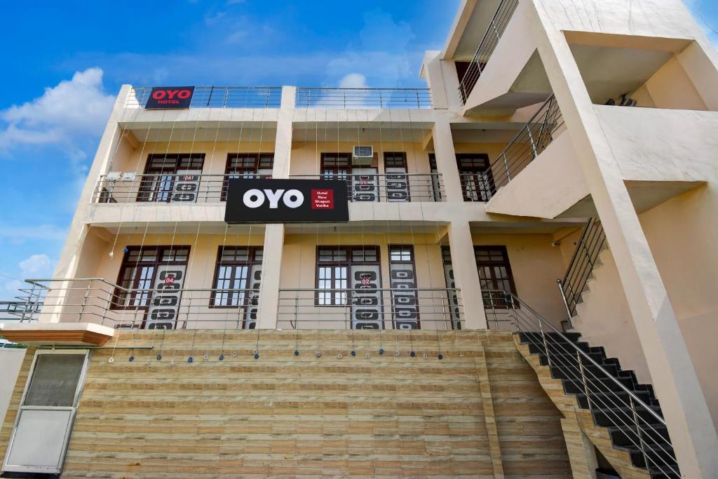 ein Apartmenthaus mit einer Treppe davor in der Unterkunft Hotel O New Shagun Vatika Lawn & Hotel in Alambagh