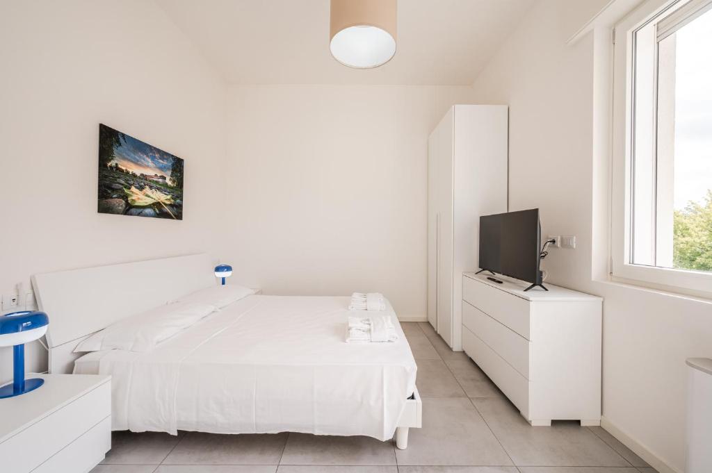 Μια τηλεόραση ή/και κέντρο ψυχαγωγίας στο Tosa Apartment - Free WiFi, Air Conditioning & Private Parking