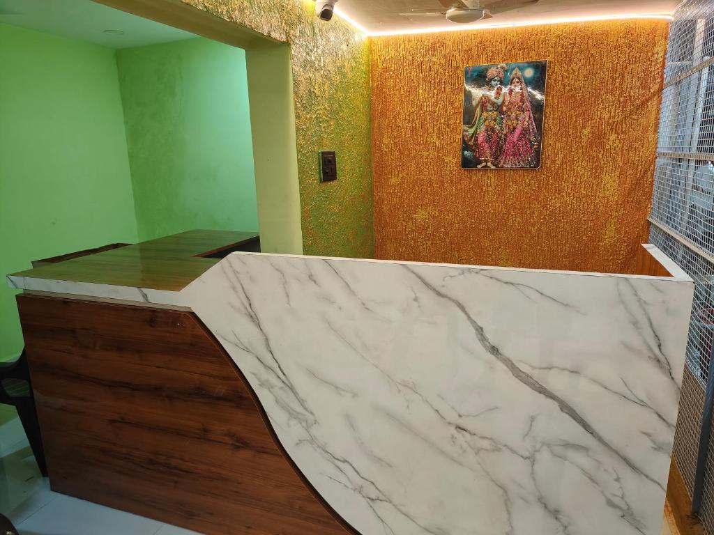 ein Badezimmer mit einer großen Marmorplatte in der Unterkunft BMR home stay inn in Srikalahasti