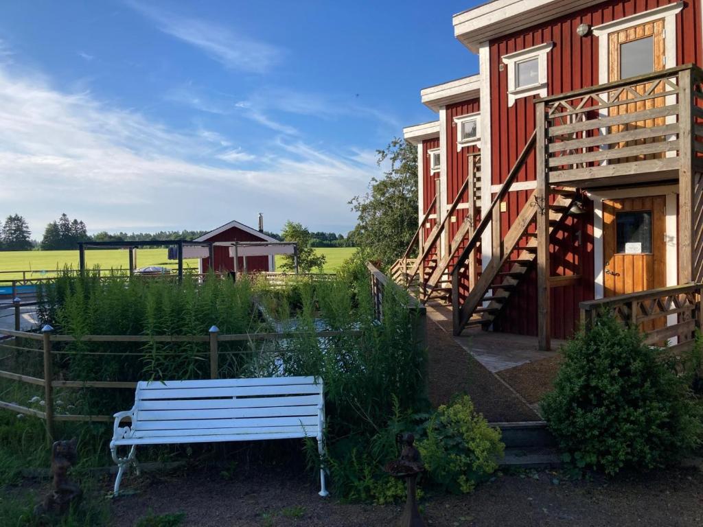 Κήπος έξω από το Madam Blås mysiga stugor med vedeldad bastu och badtunna