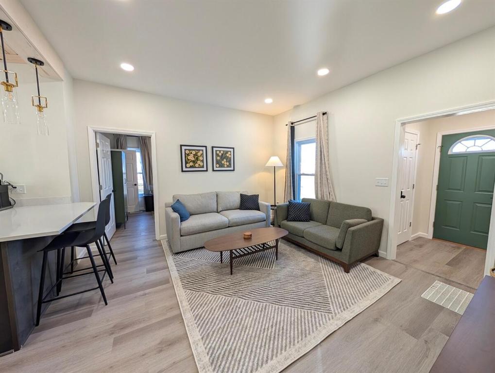 ein Wohnzimmer mit zwei Sofas und einem Tisch in der Unterkunft Modern Norwalk Retreat with 2 King Suites in Norwalk