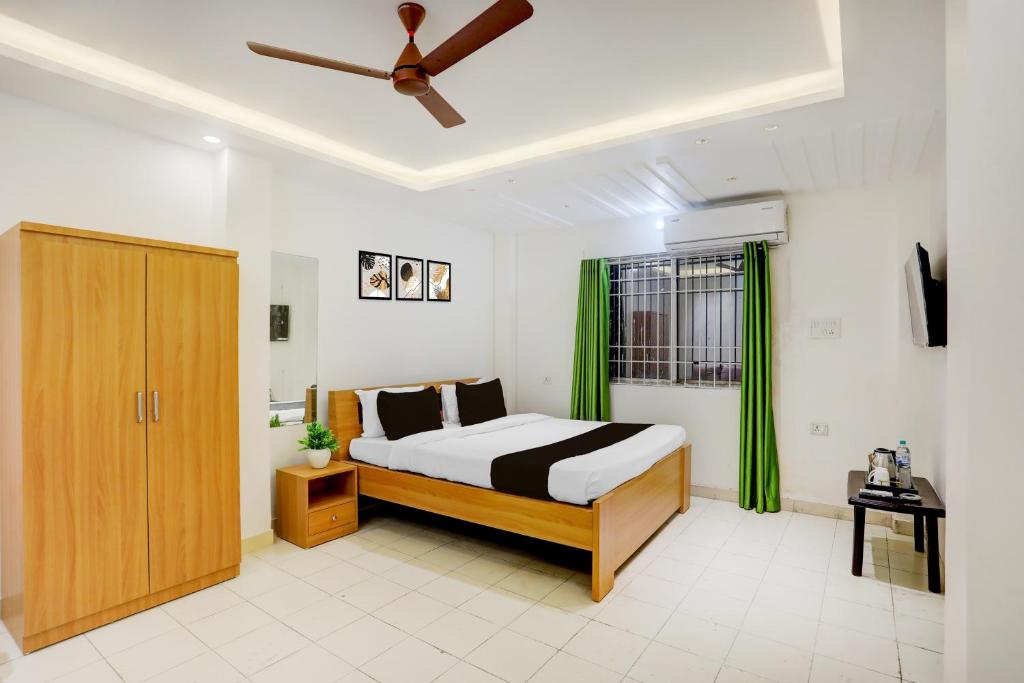 um quarto com uma cama e um ventilador de teto em Hotel O Sagar Luminoire Hotel & Banquet Hall em Gulzārbāgh