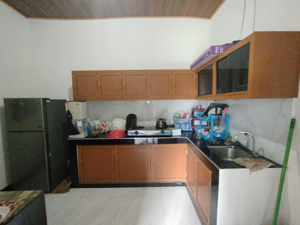 Preethi Villa في Nikawatawana: مطبخ صغير مع حوض وثلاجة