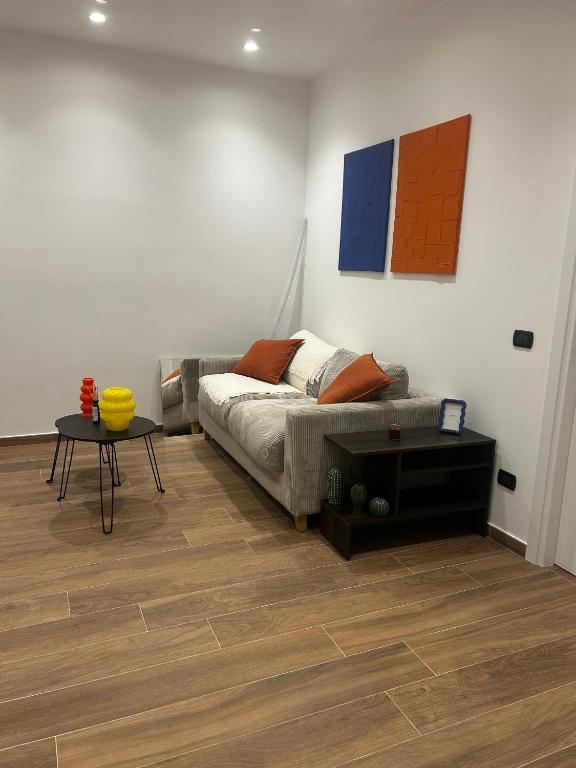 La Dimora di Bacco في Sannicandro di Bari: غرفة نوم بها سرير وطاولة في الغرفة