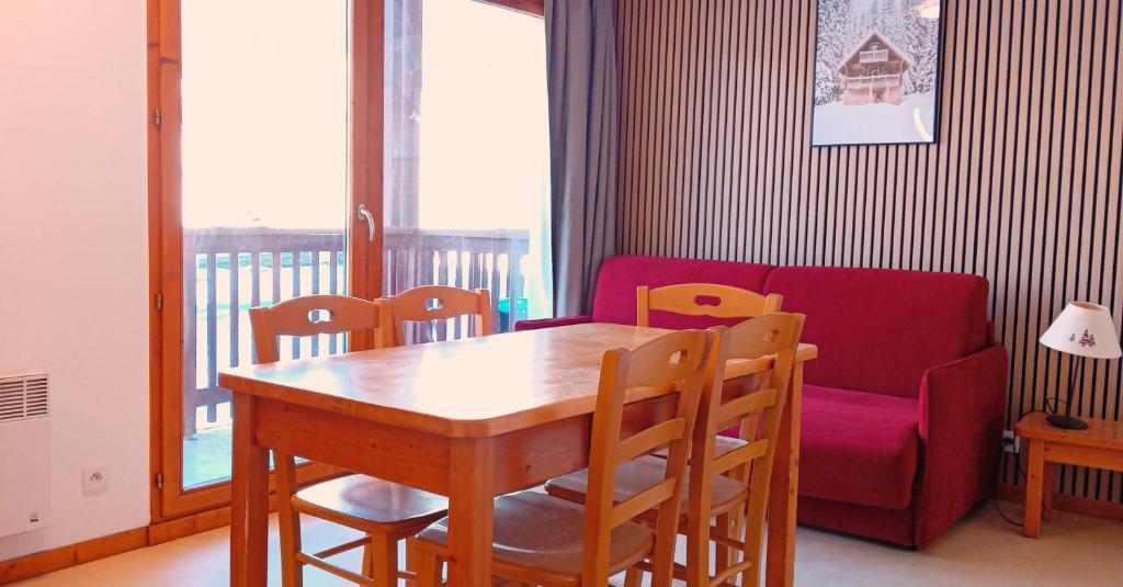 泰尔米尼翁Balcons B 014 - PARC NAT VANOISE appart 6 pers的客厅里有一张桌子和一张沙发