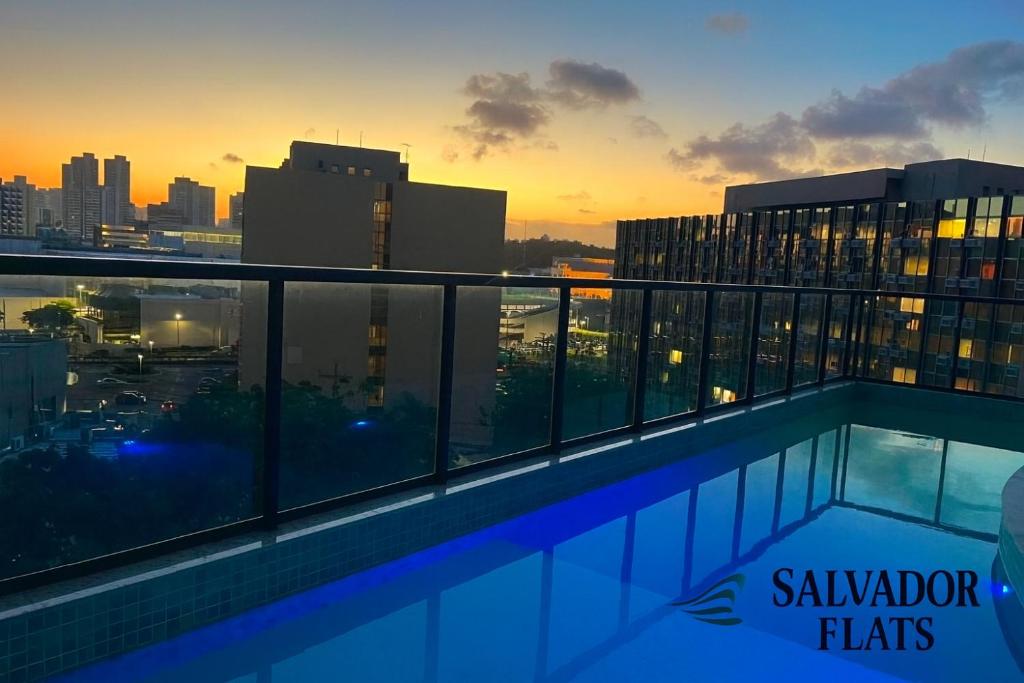 - un balcon offrant une vue sur la ville dans l'établissement Bahia Executivo Iguatemi Businees, à Salvador