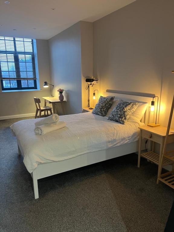 Postel nebo postele na pokoji v ubytování Chic Mill conversion beside Piece Hall & Eureka!