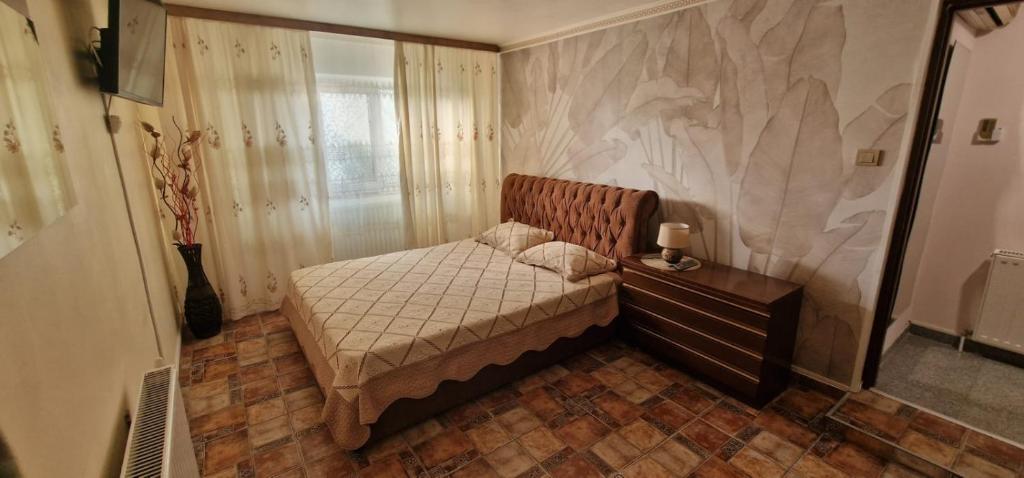 1 dormitorio pequeño con 1 cama, vestidor y ventana en Glow Sahara, en Focşani