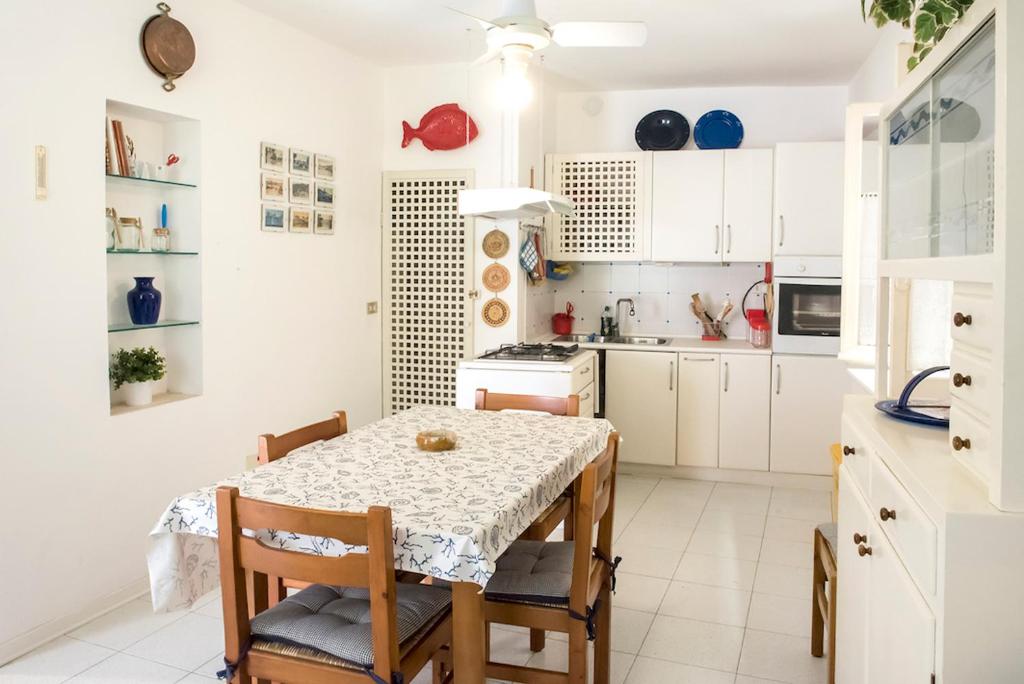 Η κουζίνα ή μικρή κουζίνα στο Appartamento nei vicoli di Sirolo