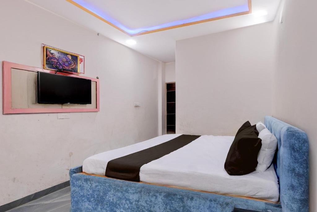 Una televisión o centro de entretenimiento en Hotel O Lala Ji