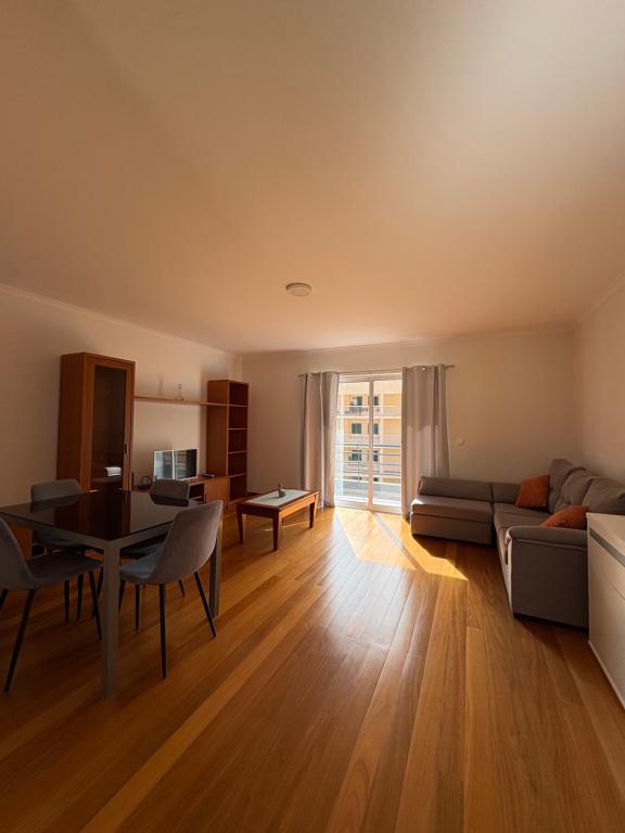 un soggiorno con un tavolo e un divano di Island Heart- Family Retreat- Free parking garage a Ribeira Brava