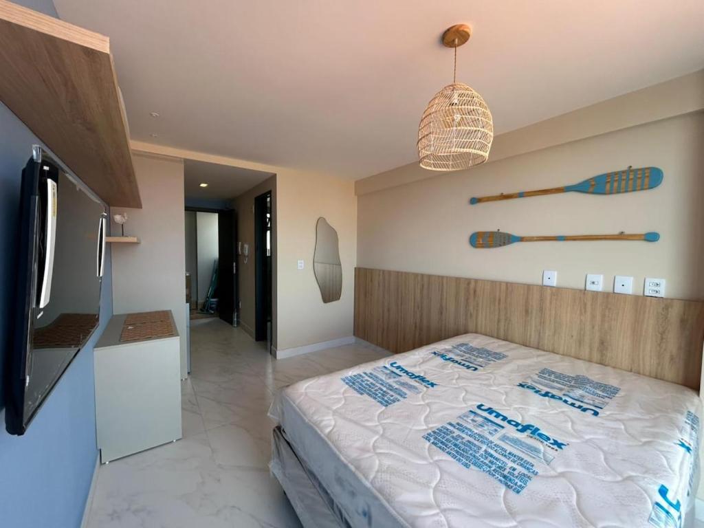 1 dormitorio con 1 cama con bates de béisbol en la pared en Flat na melhor localização João Pessoa, en João Pessoa