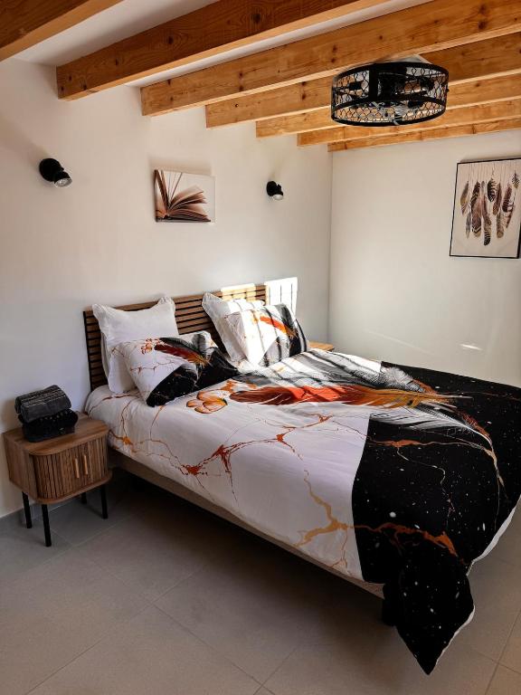 ラ・モットにあるT2 moderne rdc toutes commoditésの大きなベッドと木製の天井のある寝室