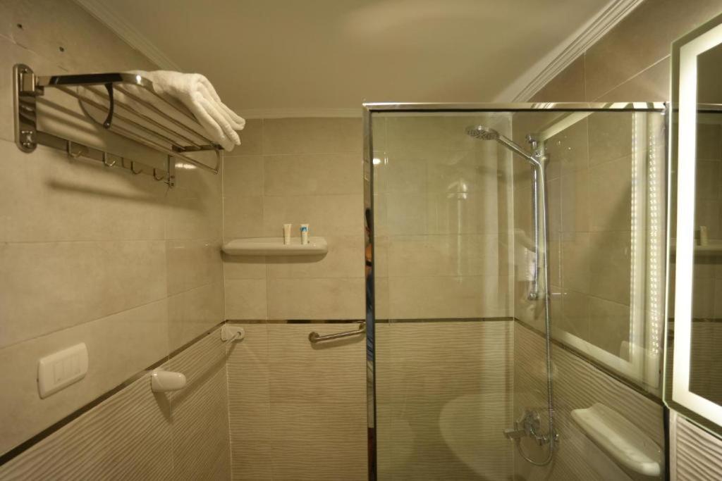 Ένα μπάνιο στο Mar Charbel Hotel Cairo