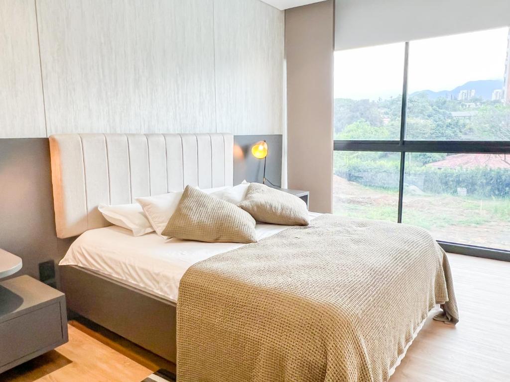 Ένα ή περισσότερα κρεβάτια σε δωμάτιο στο Lujo & Confort - Moderno apto con piscina y tennis