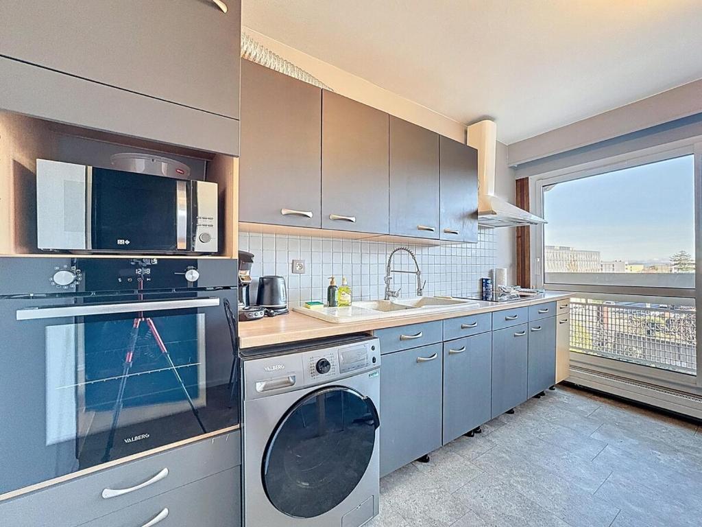 克莱蒙费朗Appartement spacieux Montferrand的厨房配有洗衣机、水槽和洗碗机。