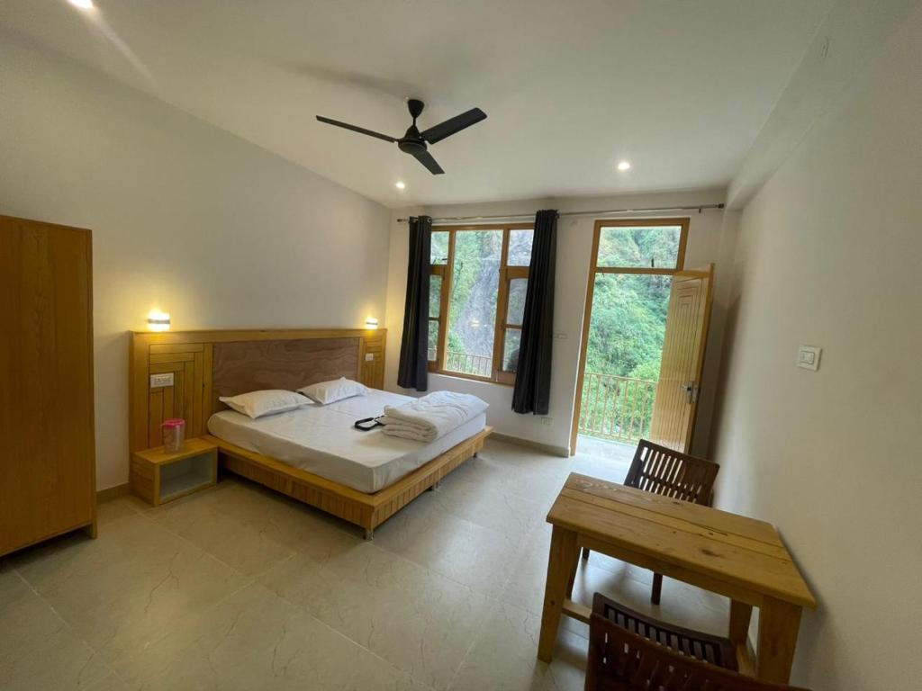 Un pat sau paturi într-o cameră la Mountain river home stay