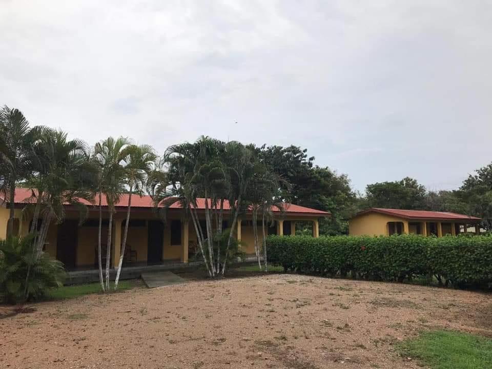 una casa con palmeras delante en Hotel El Paraje, en Santa Cruz