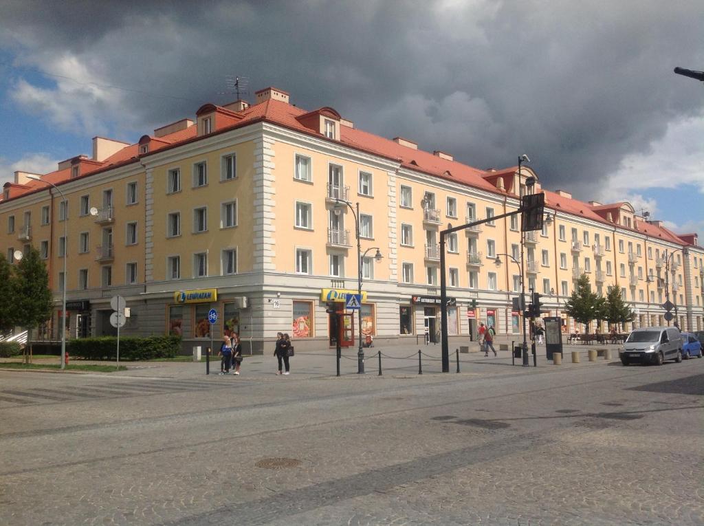 een groot gebouw op de hoek van een straat bij Nordic Apartamenty Lipowa in Białystok