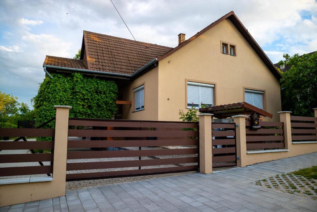 Το κτήριο όπου στεγάζεται  η παραθεριστική κατοικία