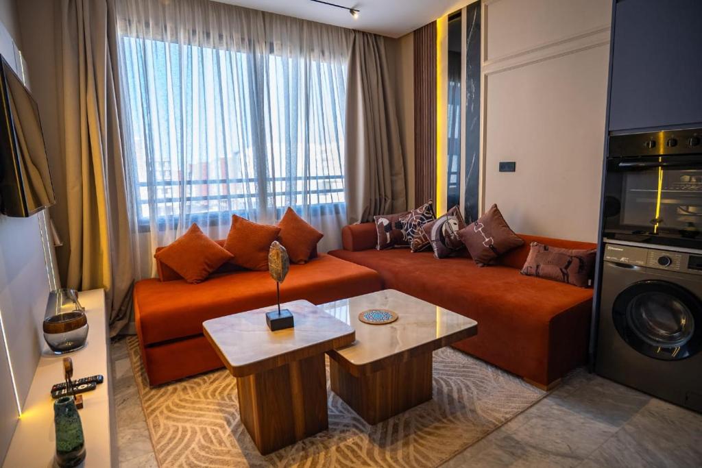 un soggiorno con un divano e un tavolo di Agadir Modern Studio Near Beach ad Agadir