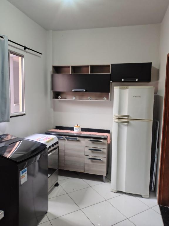 una cucina con frigorifero e fornello di Doce lar a Serra