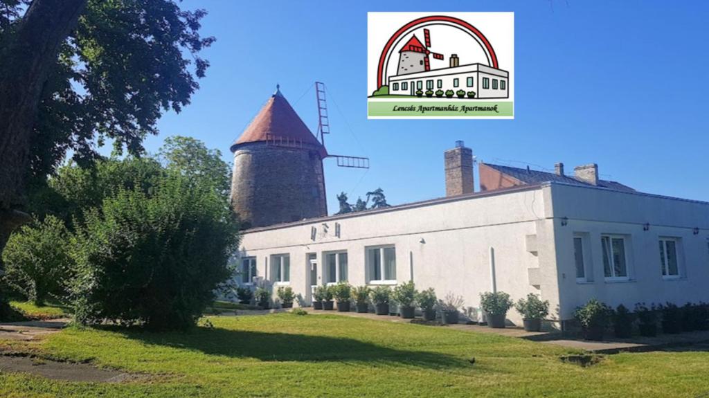 索普隆Lencsés Apartmanház Apartmanok的一座顶部有塔的建筑物