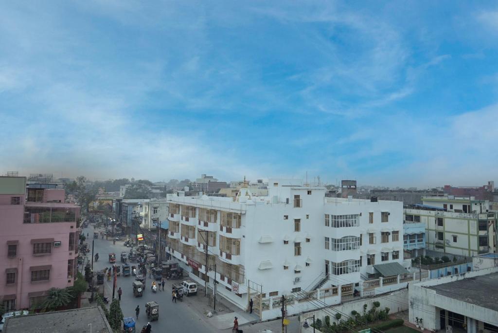 a view of a city street with cars and buildings at Shri Thakur Ji Niketan in Vrindāvan