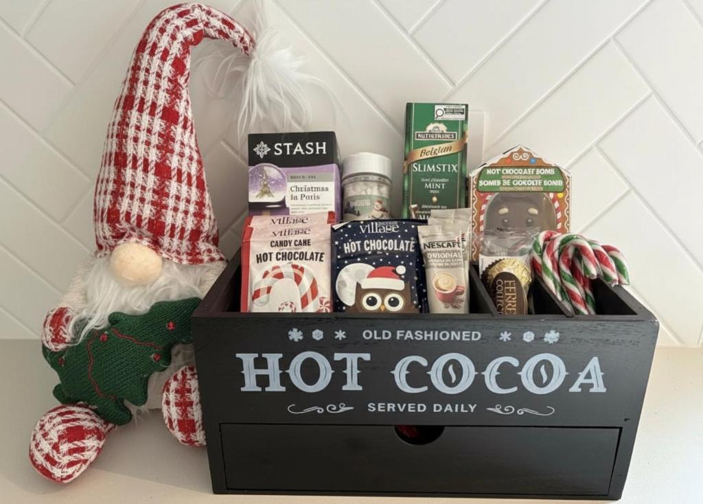 una scatola di coca cola calda come regalo di Natale di Mountain Suite - Fully Equipped Kitchen - Ocean View Fire Pit - Heated Bathroom Floor - WD a Nanaimo