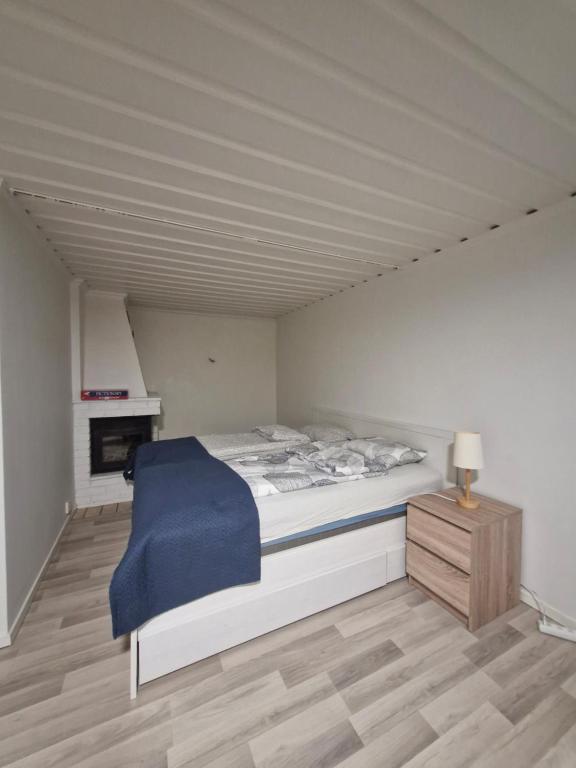 林德斯贝里Lägenhet i Lindesberg 50kvm的卧室里有一张床，上面铺着蓝色毯子