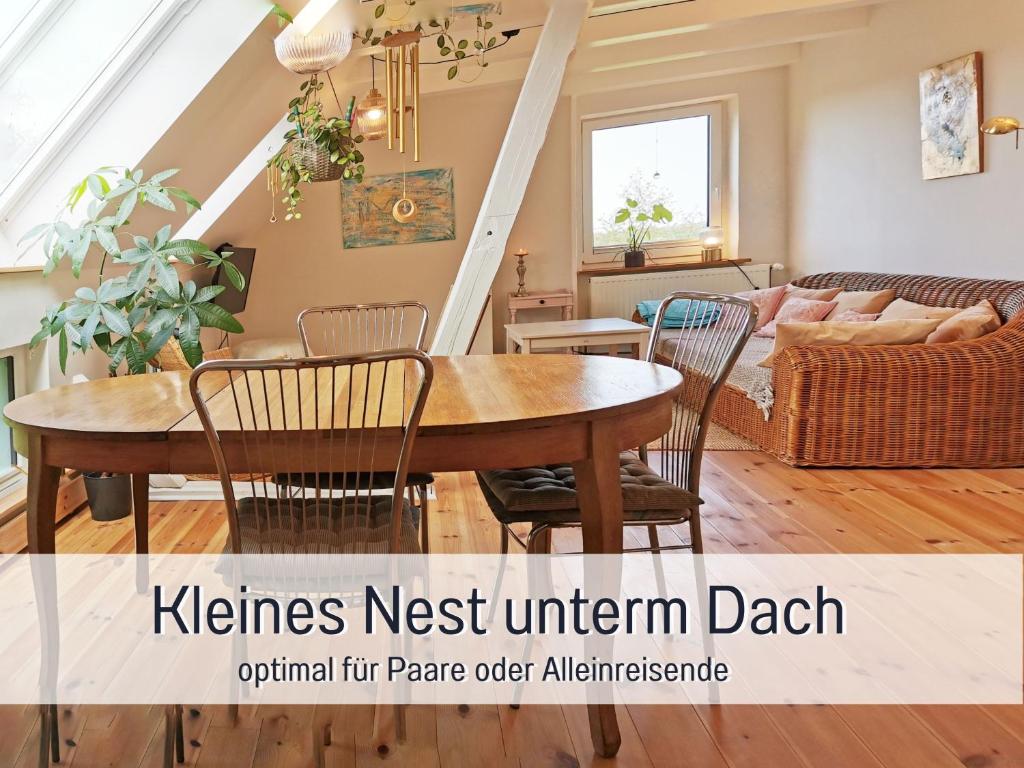 斯泰恩伯格Fewo Kleines Nest strandnah optimal für Alleinreisende und Paare的带桌椅和沙发的客厅